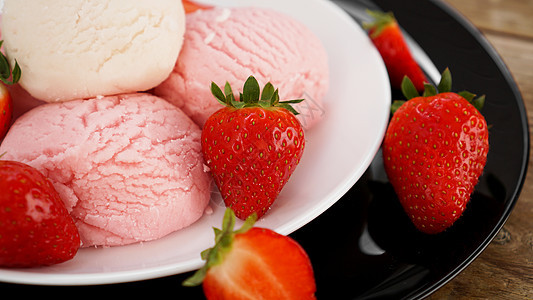 美味的草莓冰淇淋 带新鲜草莓和鲜草莓果汁甜点牛奶美食产品盘子乳制品冰淇淋水果蓝色图片