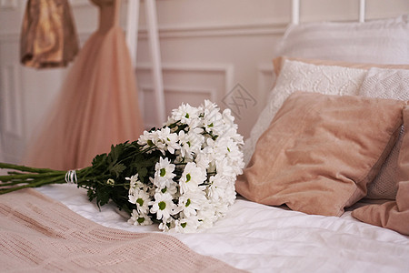 一间卧室床上的一束花朵-斯堪的纳维亚风格背景