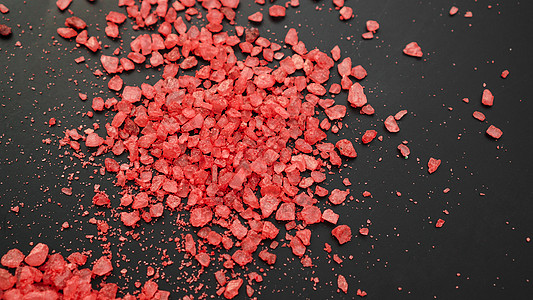 盐被隔离在黑色背景上 一堆红盐 大晶状盐岩盐水晶岩石晶体粮食生物盐渍调味品温泉石头图片