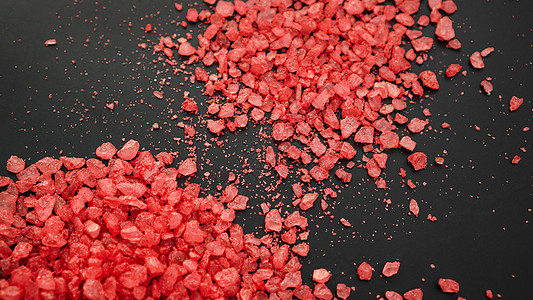 盐被隔离在黑色背景上 一堆红盐 大晶状盐温泉食物石头调味品烹饪盐浴饮食岩盐岩石水晶图片