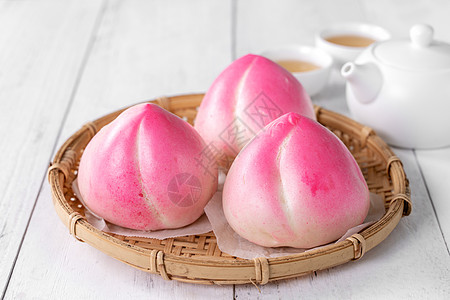 粉红中国桃子生日面包食物 在白桌背景桌子木头寿涛服务生活文化月球甜点茶壶汽船图片