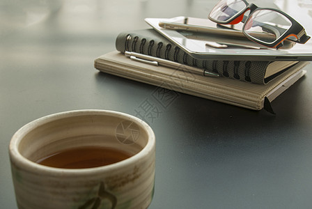 放轻松 工作时喝中茶眼镜笔记本药片橙子银灰黑色白色图片