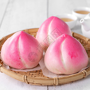 粉红中国桃子生日面包食物 在白桌背景生活美食蛋糕健康汽船盘子寿涛月球茶壶文化图片