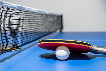 红色桌紧闭式红桌网球网球桨白球和网比赛竞赛游戏蝙蝠乒乓球娱乐冠军挑战运动球拍图片
