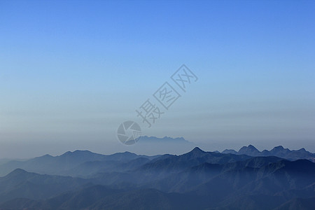 远处的山高山地貌景观冰川蓝色山脉运动全景游客荒野照片阳光爬坡背景