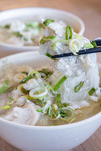 浓汤中美味的鱼丸米粉 台南 台湾 亚洲的常见食物 亚洲台湾街头美食 特写 生活方式游客早餐盘子街道洋葱肉馅桌子旅行文化面条图片