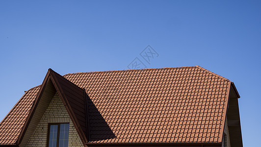 安装在现代房屋上的红色波纹金属型材屋顶 波纹板屋顶 金属型材波浪形屋顶 现代屋顶由金属制成 金属屋面涂层覆盖物瓦工聚合物歌迷蓝色图片