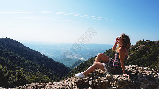 年轻女性享受蒙特塞拉特山的盛大观赏女青年女士爬坡风景蓝色边缘自由猎物休息生态天空图片