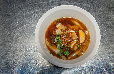 中国面条汤 包括香肠猪肉 煮鸡蛋 猪血 白碗上塞满的鲜血 泰语称为Kuay Jab肉汤面粉食物面条营养品美味菜单脆皮调味品猪肉背景图片