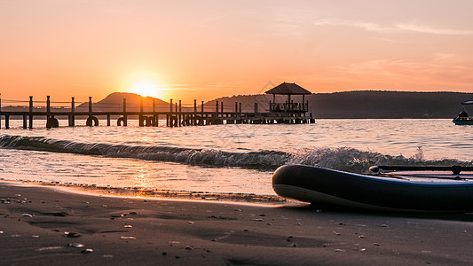 柬埔寨的日落反射海滩海岸线栏杆热带海岸波浪旅行橙子支撑图片
