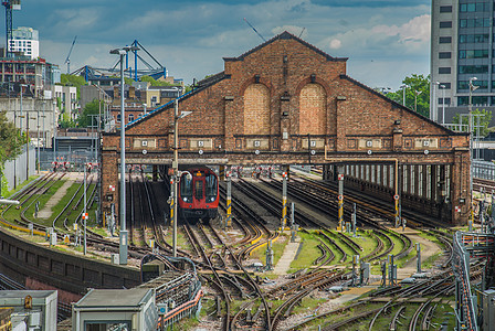 火车站的景色以铁轨为中心图片