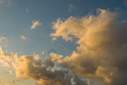 美丽的蓝色天空 有云层背景 天云 天云烟地平线天堂图片