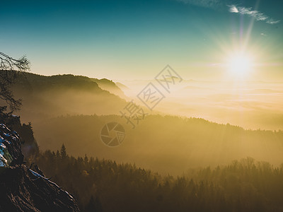 薄雾中的山岳 忽然升起日落电子照片季节照明全景松树阴霾地平线爬坡图片