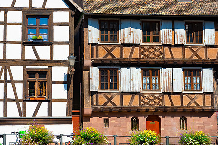 墙壁和窗户木头房子建筑学城市装饰品历史性建筑白色框架历史图片