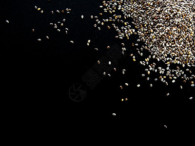 黑后春瓜上的佳子种子白色营养棕色食物黑色背景图片