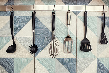 用蓝色几何图案在砖墙上竖起栏杆的厨房式弹簧管房间水平烹饪家居勺子工具厨房钢包炊具柜台图片