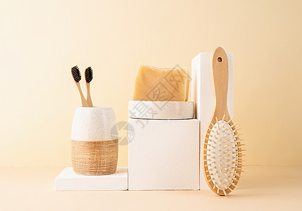 白色讲台上手工制作的肥皂 木刷和竹牙刷 在白桌台上使用图片