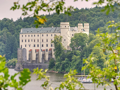 Orlik城堡在Orlik大坝上方 施瓦森贝格中世纪堡垒头衔防御历史性旅游大厦吸引力地标森林观光历史图片