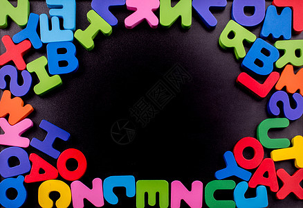 由木制的彩色字母教学孩子们学校知识语言木头乐趣童年立方体游戏图片