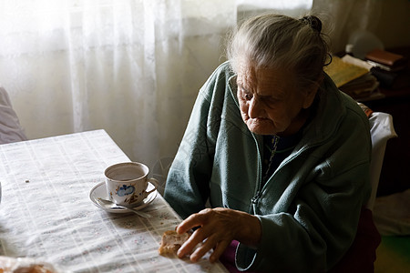 老年孤独妇女咖啡杯子女士女性头发成人桌子长老窗户厨房图片