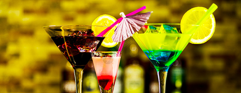以各种酒精 糖浆和酒液为基础的美味多彩的饮料 是酒保工作的独特效果大都会石榴水果派对吸管桌子菠萝冰块情调异国图片