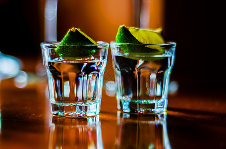 以各种酒精 糖浆和酒液为基础的美味多彩的饮料 是酒保工作的独特效果玻璃热带情调菠萝覆盆子桌子酒吧大都会水果苏打背景图片