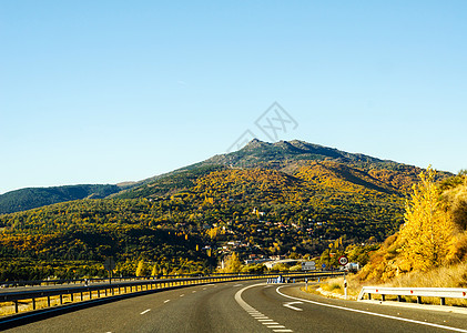 西班牙山区的快路 美丽的山景 干燥的土地和阳光下的岩石地平线沙漠国家天空驾驶运输旅行技术全景旅游图片