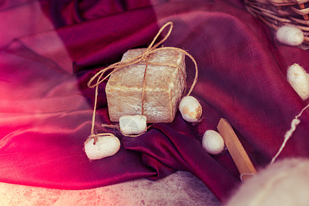 红布上显示的白丝虫公章工艺丝绸材料织物纤维衣服文化蚕茧纺织品白色背景图片