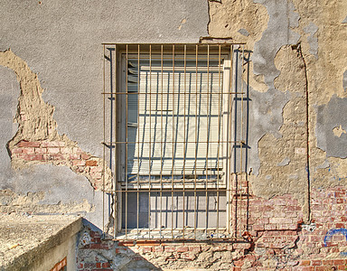 旧废弃房屋中的旧砖砌窗户水泥材料建筑乡村风格装饰石膏石工风化砂浆图片
