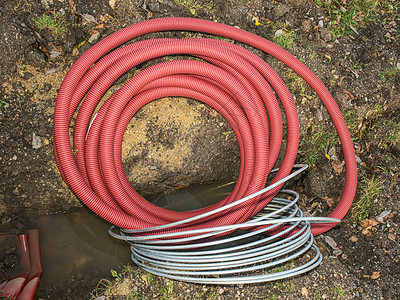 坑里软安全管的电线电缆图片