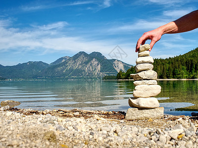 湖岸堆积的石块 平衡的石头堆池塘风景反光镜像金字塔卵石冥想治疗风水反射图片