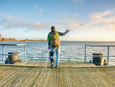 在摩尔码头有拐杖的人 拐杖上脚折断的旅游者疼痛耀斑疾病浮桥情绪男人海岸康复力量断路器图片