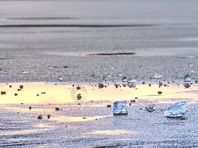 破碎的浮冰和冰山 淡水冰块上的一块大冰块断裂了奇观漂浮荒野生态地平线天空调子天蓝色海湾景观图片