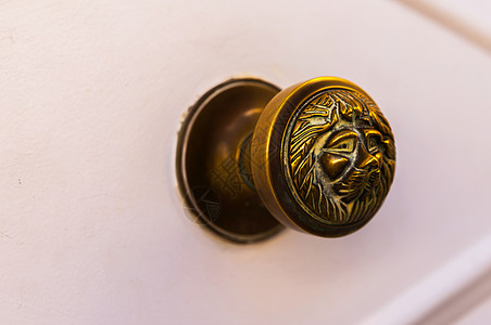 关在圆门把手和装饰品上 门装饰 门装饰圆圈抛光反射黄铜建筑学木头入口金属青铜艺术图片