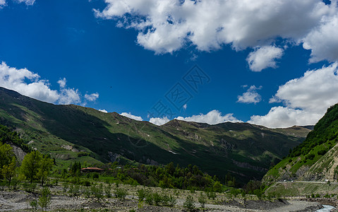 环绕高加索高地格鲁吉亚部分地区旅行运动山峰古道绿色地标山链飞行天空风景图片