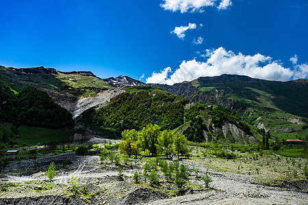 环绕高加索高地格鲁吉亚部分地区旅行天空风景古道绿色运动飞行地标山链山峰图片