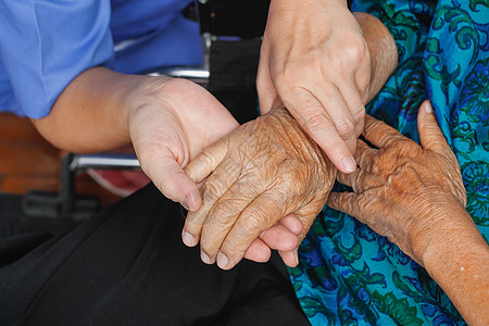 与照顾者牵手的老年妇女退休医院祖母卫生护理享受轮椅母亲父母药品图片