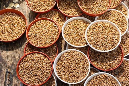 整个小麦谷子碗里 因为溢出来喂鸟食物鸟类种子营养粮食家畜内核谷物饮食文化背景图片