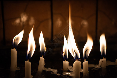 圣诞节背景上的蜡烛火 蜡烛在晚上燃烧烧伤死亡烛光沉思灯芯纪念馆辉光宗教庆典教会背景图片