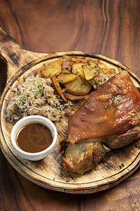 传统的德国猪肉关节 配有酸菜和土豆食物托盘美食乡村猪蹄餐厅推介会木头图片