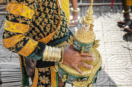 在传统式的Lakhon Khol面罩舞蹈服装衣服高棉语蒙面遗产舞者仪式演员面具男人文化图片