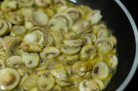 切碎的蘑菇煎成黄油 在锅中 素食菜盘食物厨房午餐餐厅乡村美食洋葱工具胡椒饮食图片