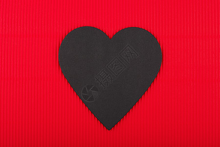 在红色瓦楞纸背景的黑纸心脏与小肚 爱情概念ar背景图片