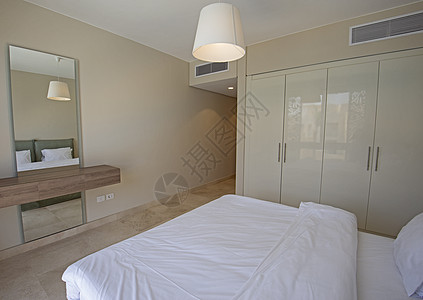 室内设计装有衣橱的双层卧室酒店镜子房子桌子风格枕头羽绒被床头板反射奢华图片
