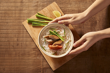 越南汤 其中含有水稻和烧烤的切碎鱼绿色美食旅行蔬菜白色洋葱包子食物图片