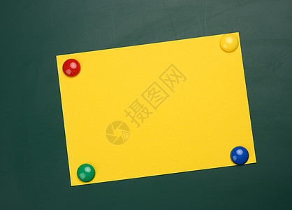 T型广告牌挂在绿色磁板上的A4型纸的黄白黄色空白页背景