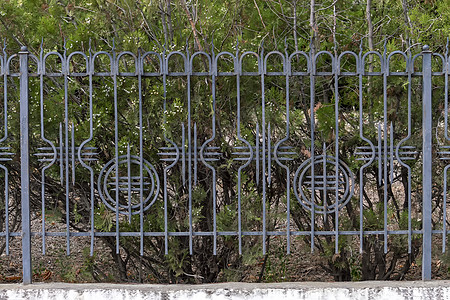 公共公园的金属锻铁围栏图片