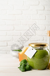 装在玻璃罐子里的自制害虫浴缸中 带空白标签 模拟设计厨房小样美食蔬菜食物香料食谱烹饪桌子饮食图片