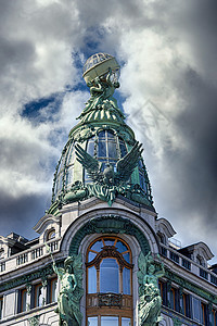 圣彼得堡著名的Singer房屋大楼建筑细节的视图 在圣彼得堡纪念碑天空观光艺术地球大街蓝色旅行雕塑景观图片
