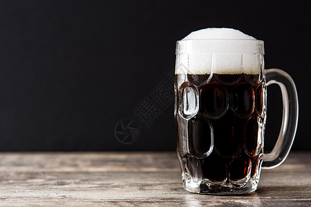 传统kvas啤酒杯加黑麦面包气泡桌子面粉烧杯棕色饮料酿造黑色酒吧面包图片